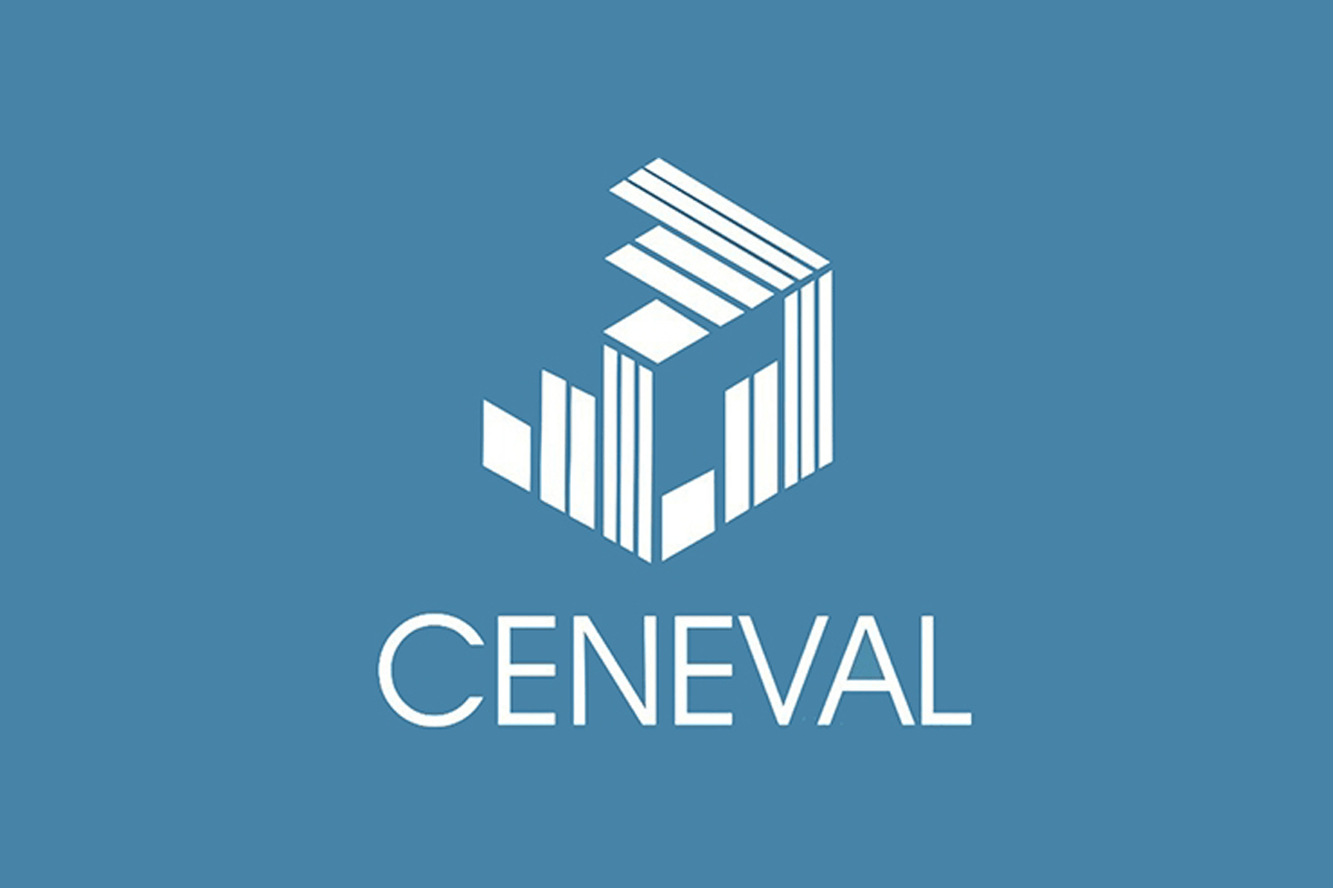 Logotipo de CENEVAL blanco en fondo azul.