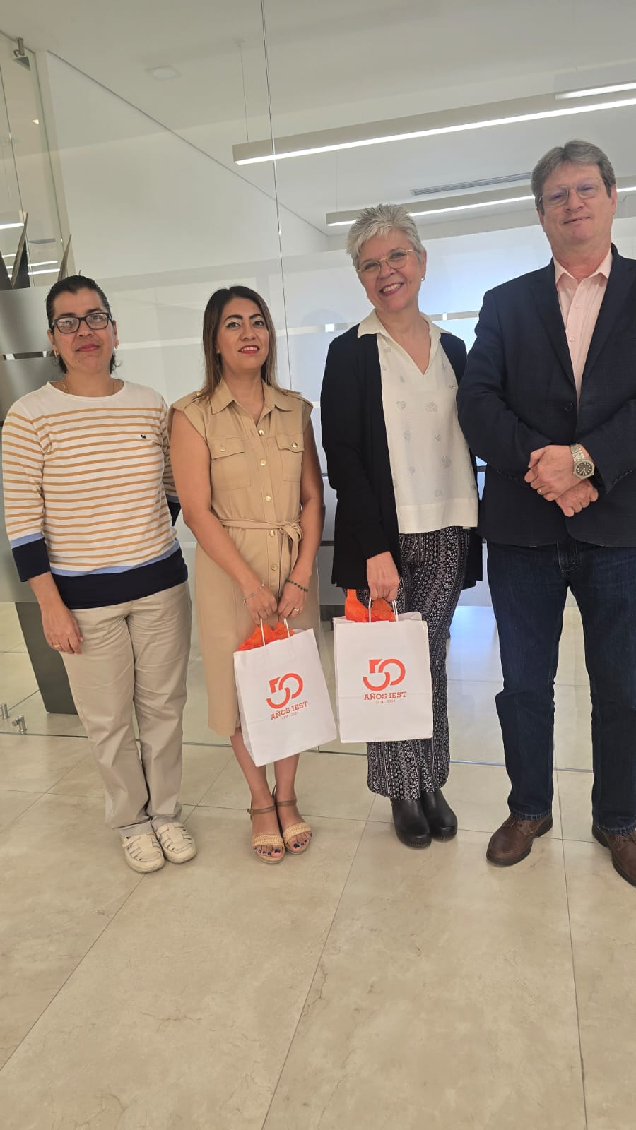 Doctoras Herlinda Ortiz y Rosa María Lopez junto con el Mtro. Basilio Kot, vicerrector académico del IEST Anáhuac