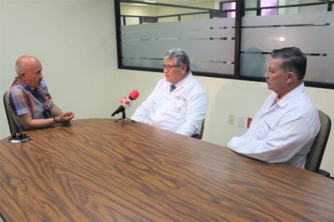 José Deveza entrevista al doctor Arturo Vázquez. Le acompaña el doctor García Willis.