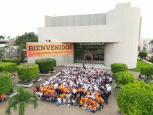 Foto grupal frente al Centro de Información