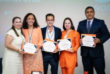 Maestra Adriana Menéndez con los invitados del foro fiscal.