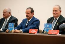 Asociados y presidente del consejo directivo con el libro Memoria de lo que somos.