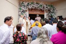 Gente ingresando por la puerta de la Capilla Universitaria, el día que se cierra la Puerta Santa.