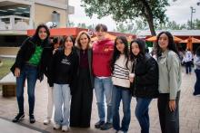 La rectora afuera de la cafetería con alumnos de nuevo ingreso.