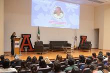 Gloria leyendo un mensaje en la inauguración de la Semana de Psicología.