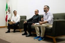 Padre Solís Guillú y Mtro. Daniel Bustos durante la presentación de conferencia sobre Biblia y traducción.