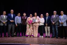 Katherine López recibiendo su reconocimiento al Mérito Estudiantil.