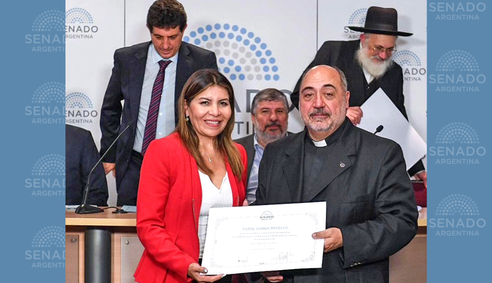 Distinguen con el Diploma de Honor del Senado de la Nación al Pbro. Rubén Revello por su contribución al diálogo interreligioso