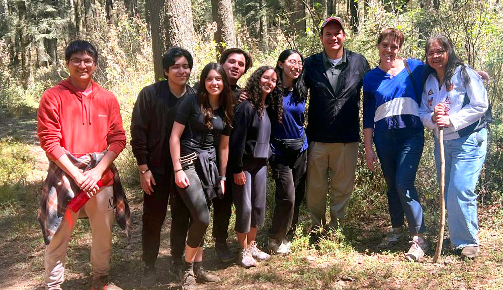 Miembros de la Facultad participan en caminata en la naturaleza