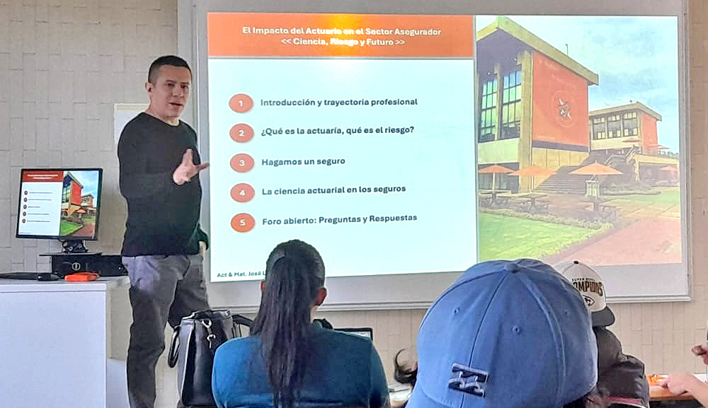 Luis Botello imparte conferencia sobre creatividad y matemáticas en seguros 