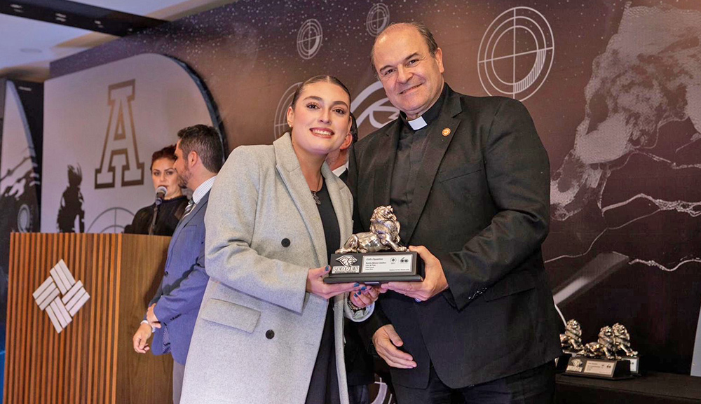 Natalia Miñana Caballero recibe el León de Plata en la Gala Deportiva