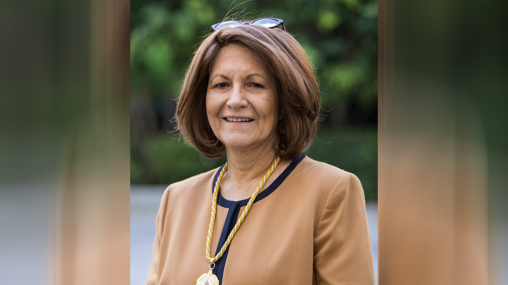 La Dra. Oliva Sánchez recibe la Medalla al Mérito Académico