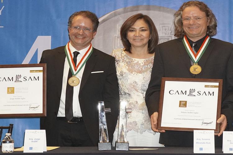Egresados de Arquitectura reciben el Gran Premio al Mérito Profesional 2019 del CAM-SAM