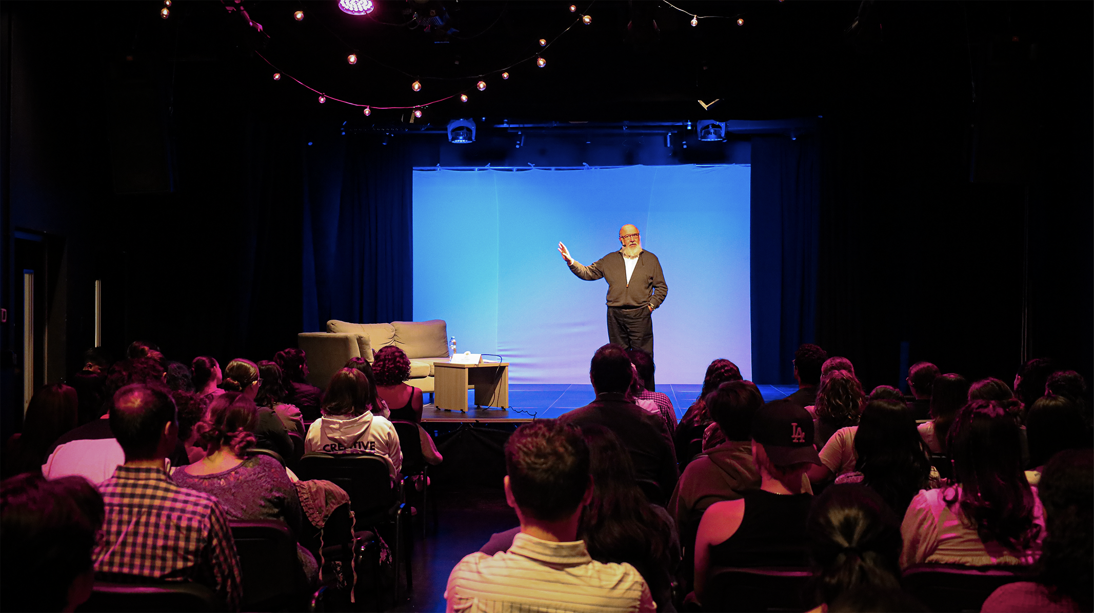 La Escuela de Artes recibió la visita de José Caballero, reconocido director teatral, actor, dramaturgo, traductor y profesor. Galardonado con la Medalla Bellas Artes por su destacada trayectoria, compartió su experiencia en la dirección teatral con los alumnos de la Licenciatura en Teatro y Actuación.