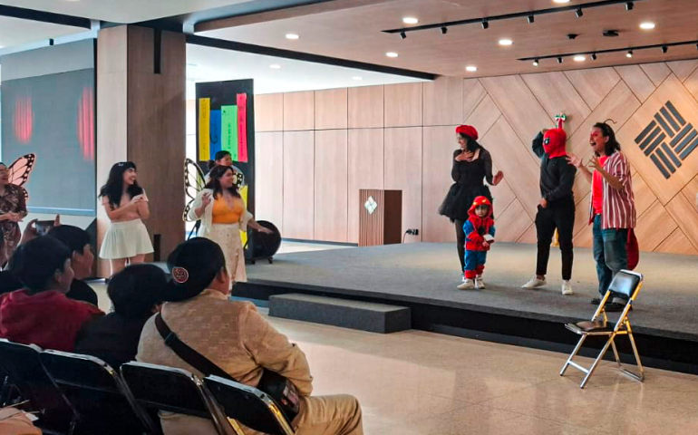 Alumnos de la Licenciatura en Teatro y Actuación presentaron esta obra que contó con la asistencia de 398 niños provenientes de diversas fundaciones. 