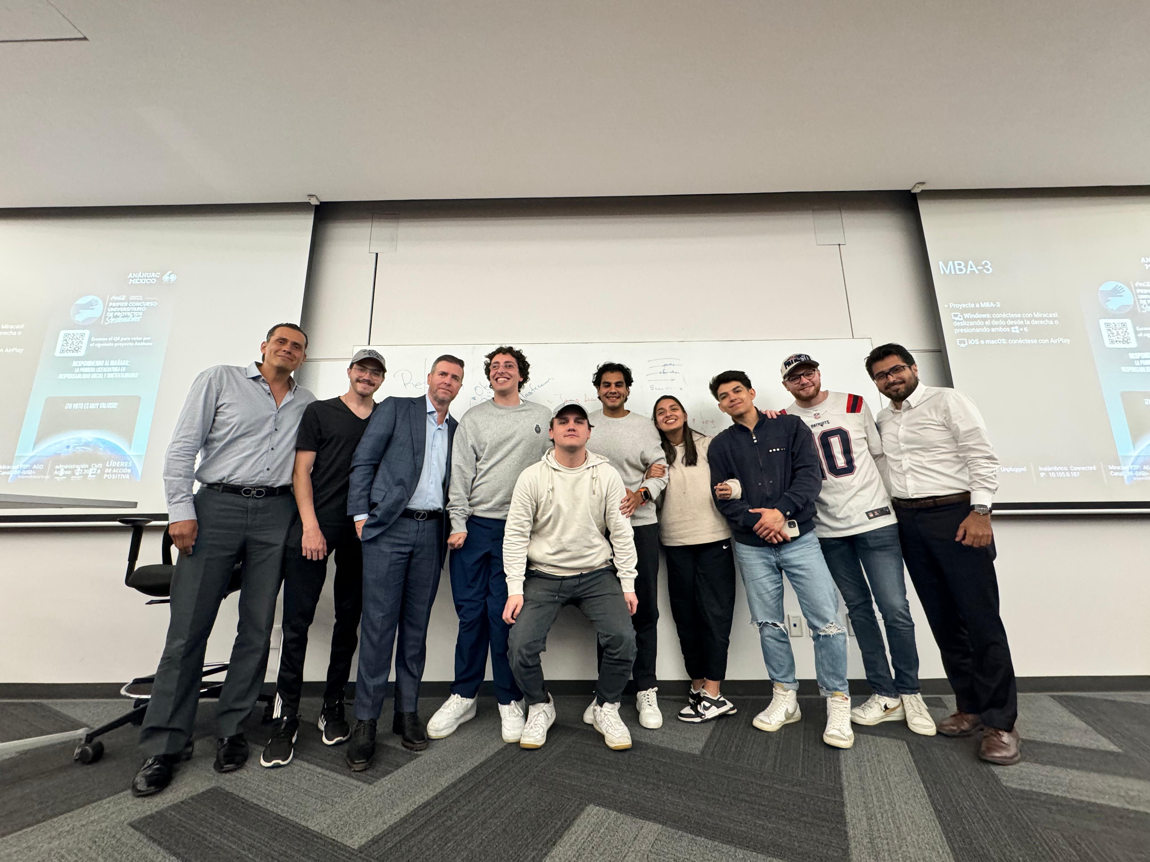 Alfredo Castillo con alumnos de Dirección del Deporte Anáhuac México Norte