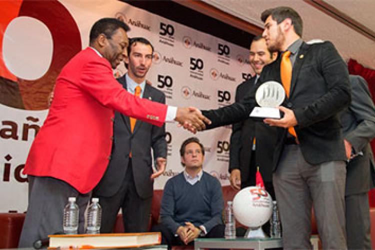 Premio de Liderazgo en el Deporte Acción a Pelé
