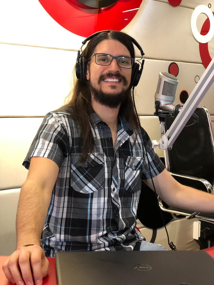 Nuestro egresado Alfonso González comparte su experiencia en el radio