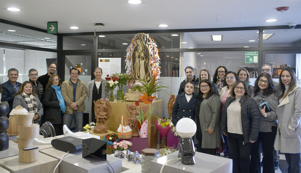 Equipo de Diseño recibe con entusiasmo la visita de la Virgen Peregrina