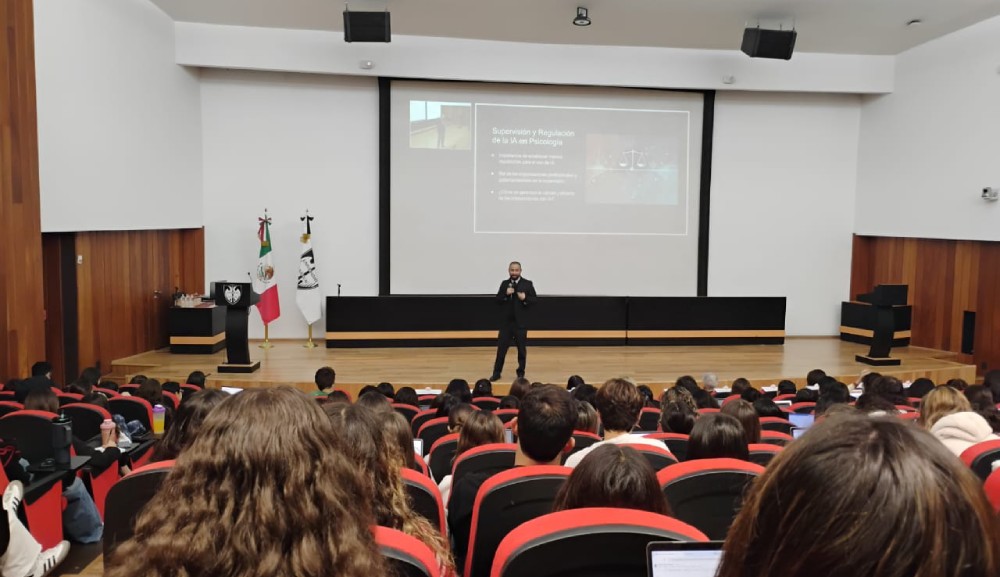 Carlos Medina dicta conferencia sobre inteligencia artificial generativa