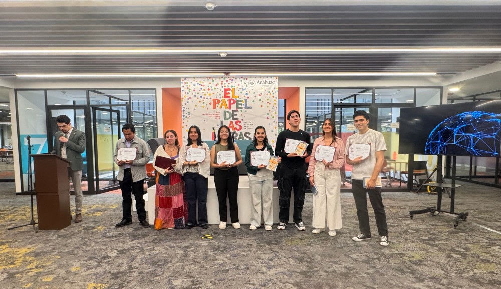Alumnos de Historia exploran el pasado a través de libros antiguos en el evento “El Papel de las Letras"