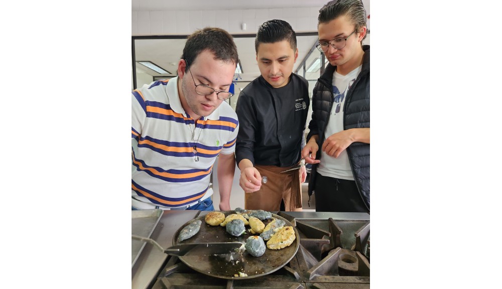 Alumnos del Diplomado en Desarrollo de Habilidades Sociales y Vocacionales del Campus Sur asisten a clase de cocina
