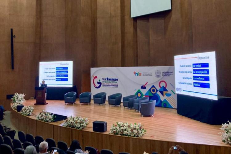 La Dra. Amira Litmanowicz imparte ponencia sobre Aristóteles y la educación