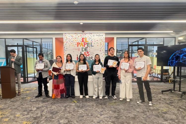 Alumnos de Historia exploran el pasado a través de libros antiguos en el evento “El Papel de las Letras"