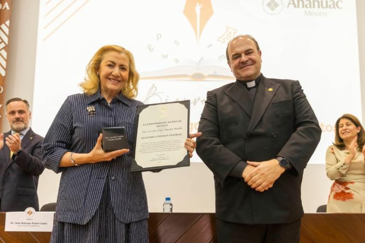 La Dra. Luz del Carmen Dávalos recibe la distinción Académico Emérito 2025