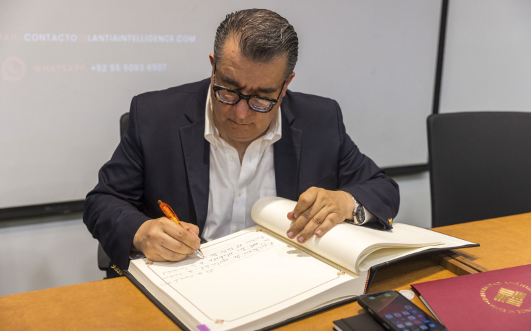 Eduardo Guerrero firmando el libro de invitados 