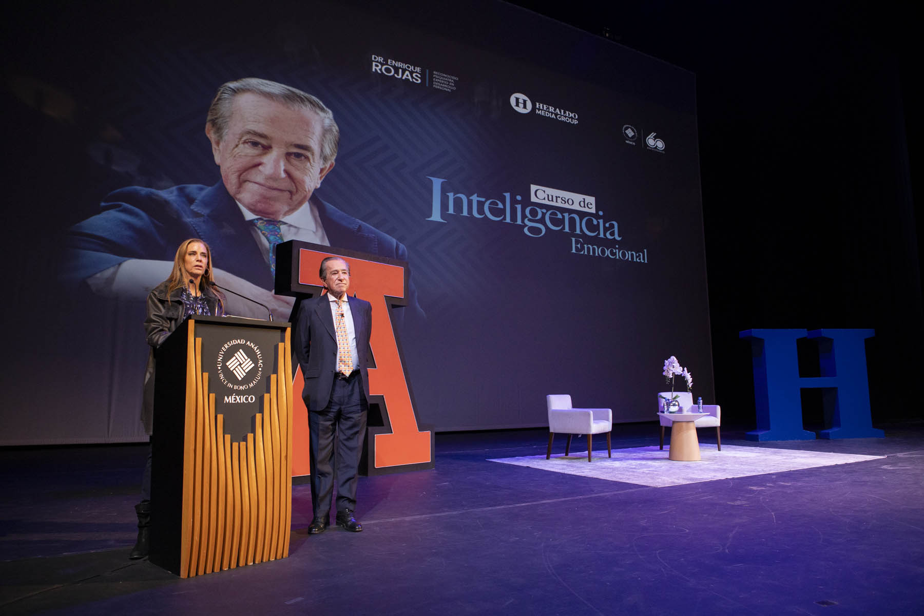 Con la asistencia de 1,000 participantes, el destacado ponente ofreció un importante curso en el Centro Cultural Mexiquense Anáhuac. 