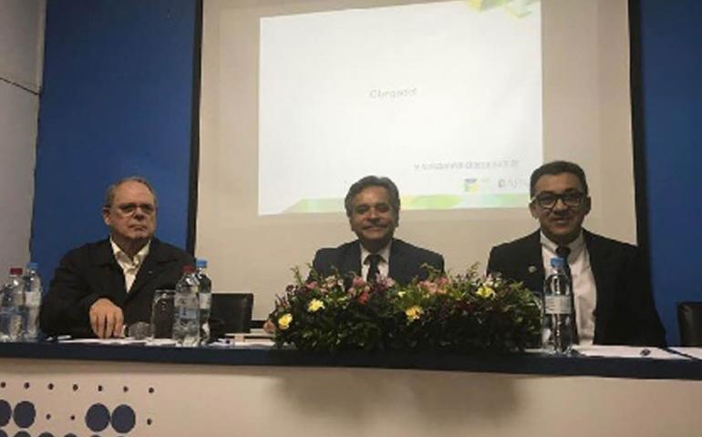El Dr. Enrique Chávez-León imparte conferencia en Brasil