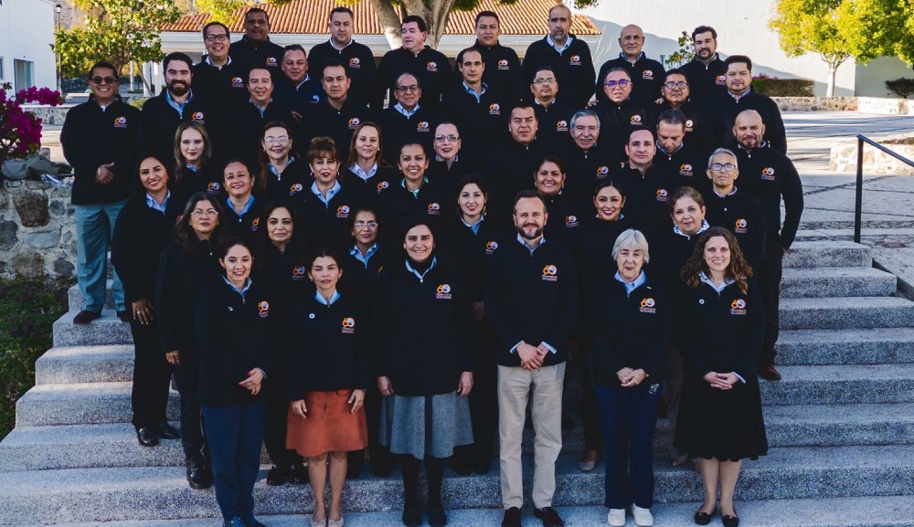 El Dr. Edgar Martínez habla de liderazgo en seminario de la Red de Colegios Mano Amiga