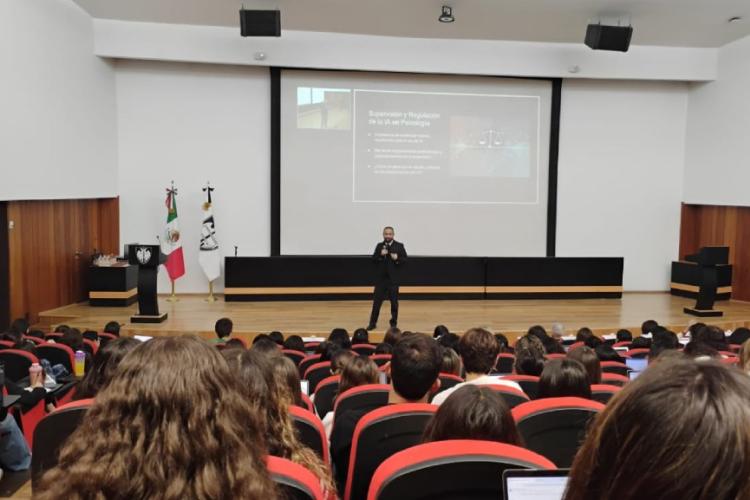 Carlos Medina dicta conferencia sobre inteligencia artificial generativa