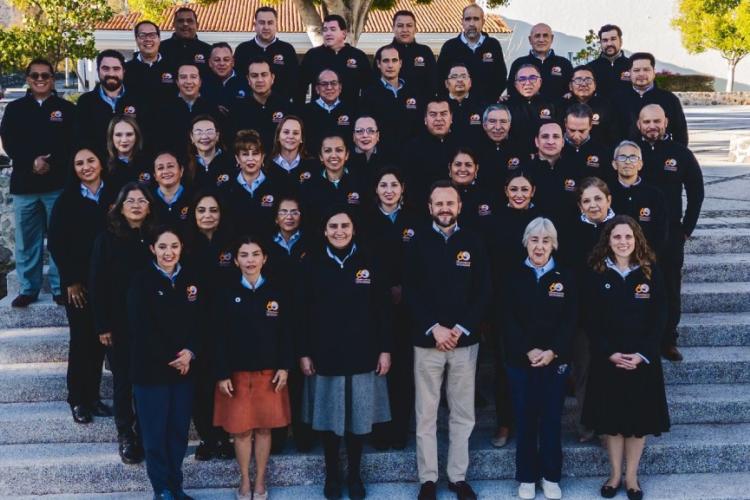 El Dr. Edgar Martínez habla de liderazgo en seminario de la Red de Colegios Mano Amiga