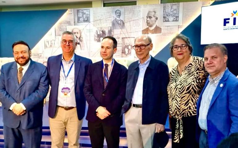 Izquierda a derecha: Dr. Miguel Reyes Sánchez, Director de la Academia Dominicana de la Historia; Dr. Luis Burset Flores, Investigador Universidad Albizu; Dr. Frank Moya Pons, Miembro de Número de la Academia Dominicana de la Historia; Dra. Natalia González Nájera, Miembro Correspondiente Nacional de la Academia Dominicana de la Historia; Dr. Joan Manuel Ferrer, Director de la Feria del Libro de Santo Domingo.