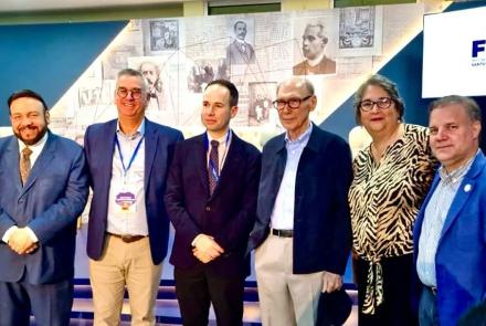 Izquierda a derecha: Dr. Miguel Reyes Sánchez, Director de la Academia Dominicana de la Historia; Dr. Luis Burset Flores, Investigador Universidad Albizu; Dr. Frank Moya Pons, Miembro de Número de la Academia Dominicana de la Historia; Dra. Natalia González Nájera, Miembro Correspondiente Nacional de la Academia Dominicana de la Historia; Dr. Joan Manuel Ferrer, Director de la Feria del Libro de Santo Domingo.
