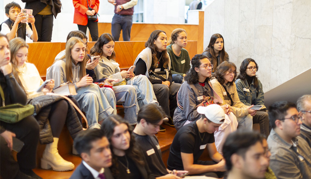 Alumnos reflexionan sobre el paralelismo entre el arte y el liderazgo en el Museo de Arte Moderno