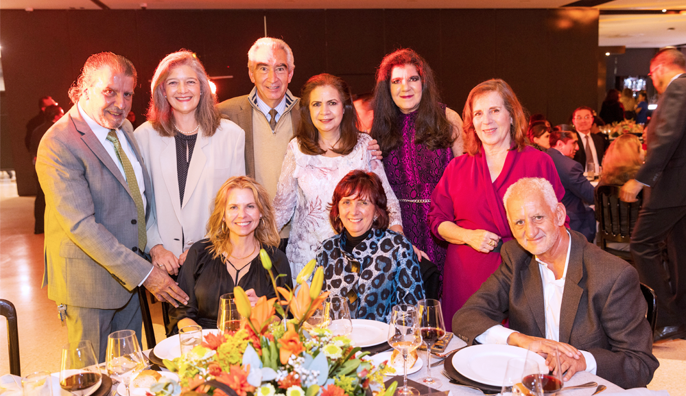 Egresados rememoran su vida universitaria durante nuestra Cena de Gala