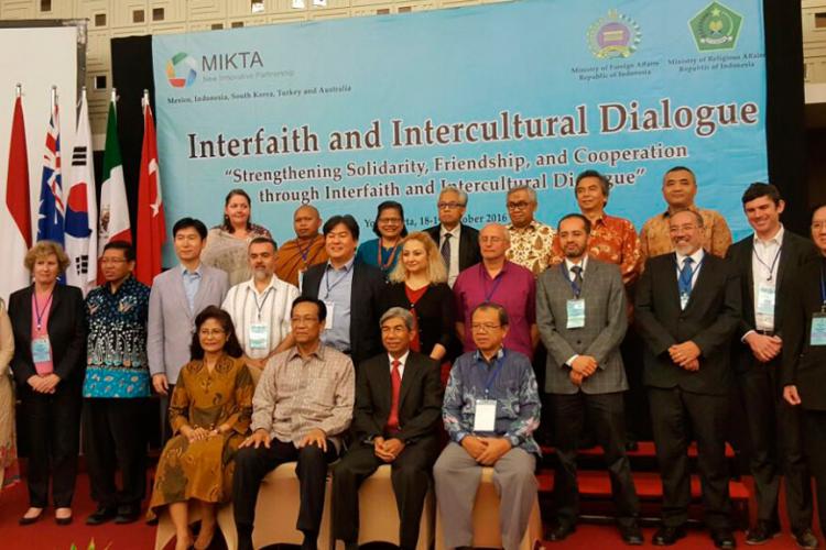 Académicos de Humanidades asisten al Foro Internacional MIKTA en Indonesia