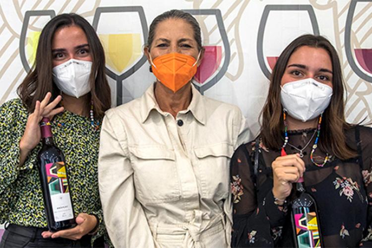 Alumnas de Diseño elaboran la etiqueta del Vino Anáhuac cosecha 2018