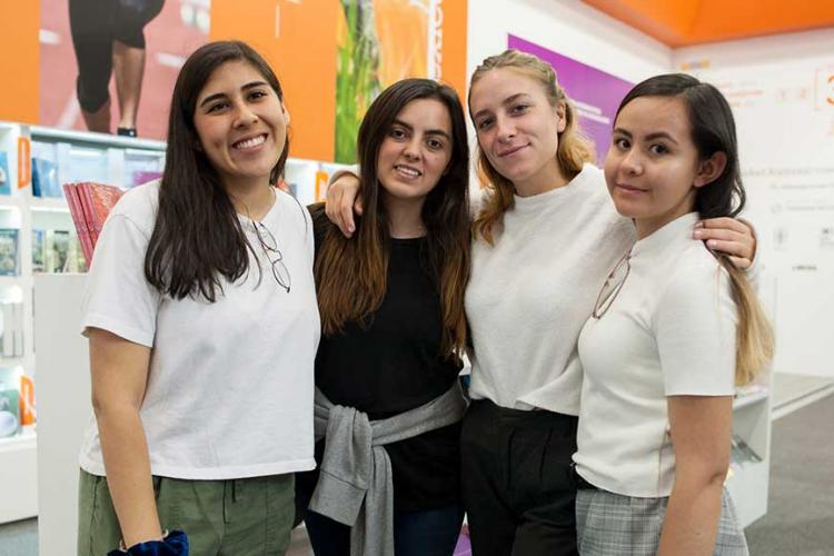 Alumnas de nuestra Escuela de Lenguas presentes en la FIL Guadalajara