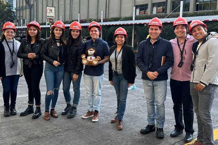 Alumnos de Ingeniería visitan la fábrica de Jabón La Corona