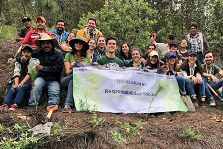 Alumnos de Responsabilidad Social participan en actividad de reforestación