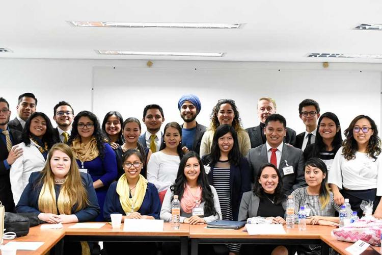 Estudiantes de Relaciones Internacionales debaten con la UNAM vínculo México-EU