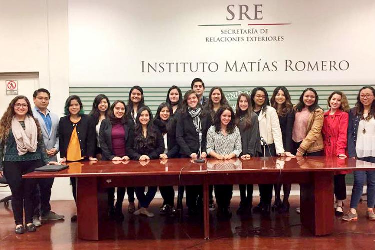 Alumnos de la Facultad de Estudios Globales visitan el Instituto Matías Romero