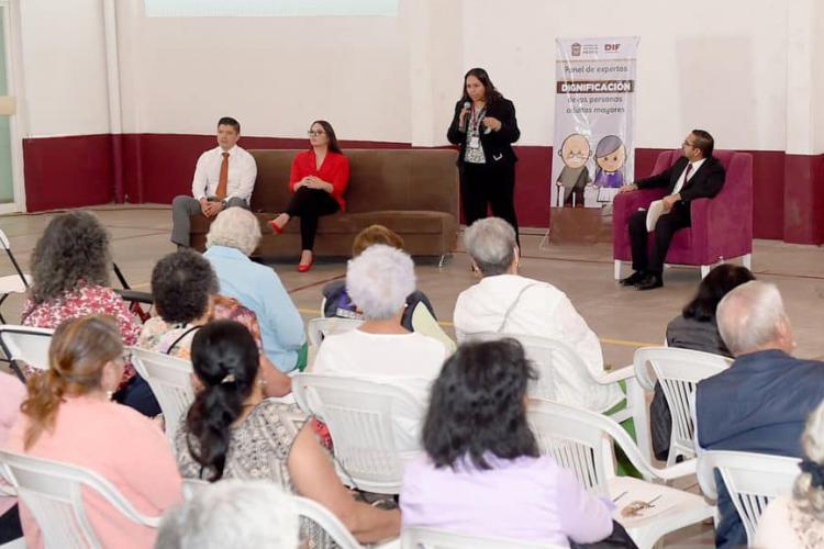 Patricia Hernández participa en panel sobre la dignificación de los adultos mayores