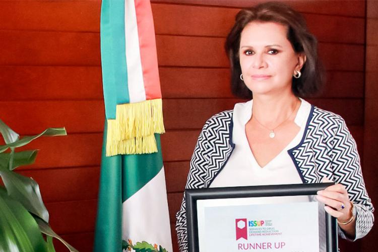 La doctora Carmen Fernández Cáceres recibe premio del ISSUP