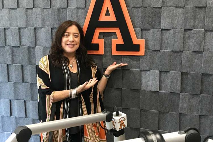 Directora de Algarabía habla del lenguaje en la cabina de Radio Anáhuac