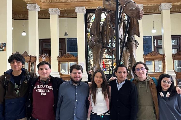 Alumnos de la Licenciatura en Historia visitan el Museo de Geología 